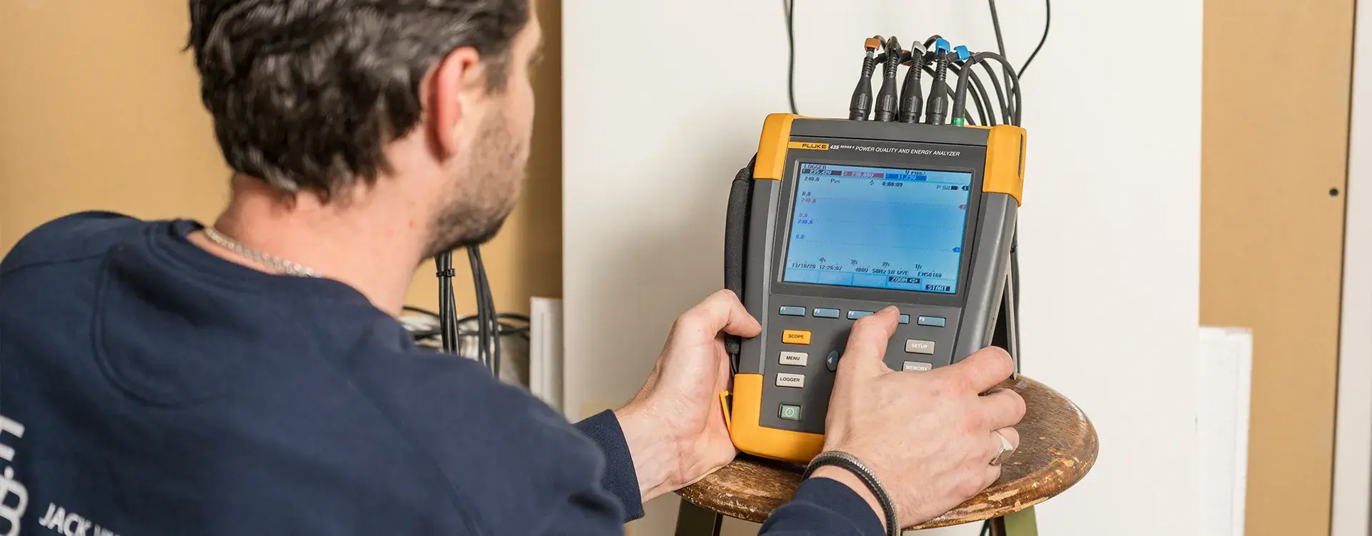 Man inspecteert elektrotechnische installatie