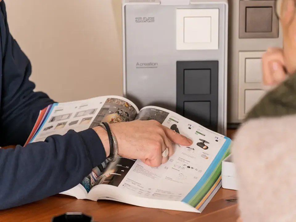 Man laat lamp zien in catalogus