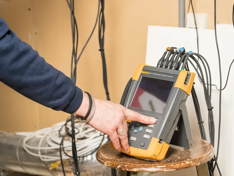 Man pakt elektrotechnische meetapparatuur