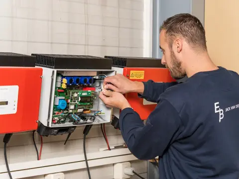 Monteur bezig met bedrading