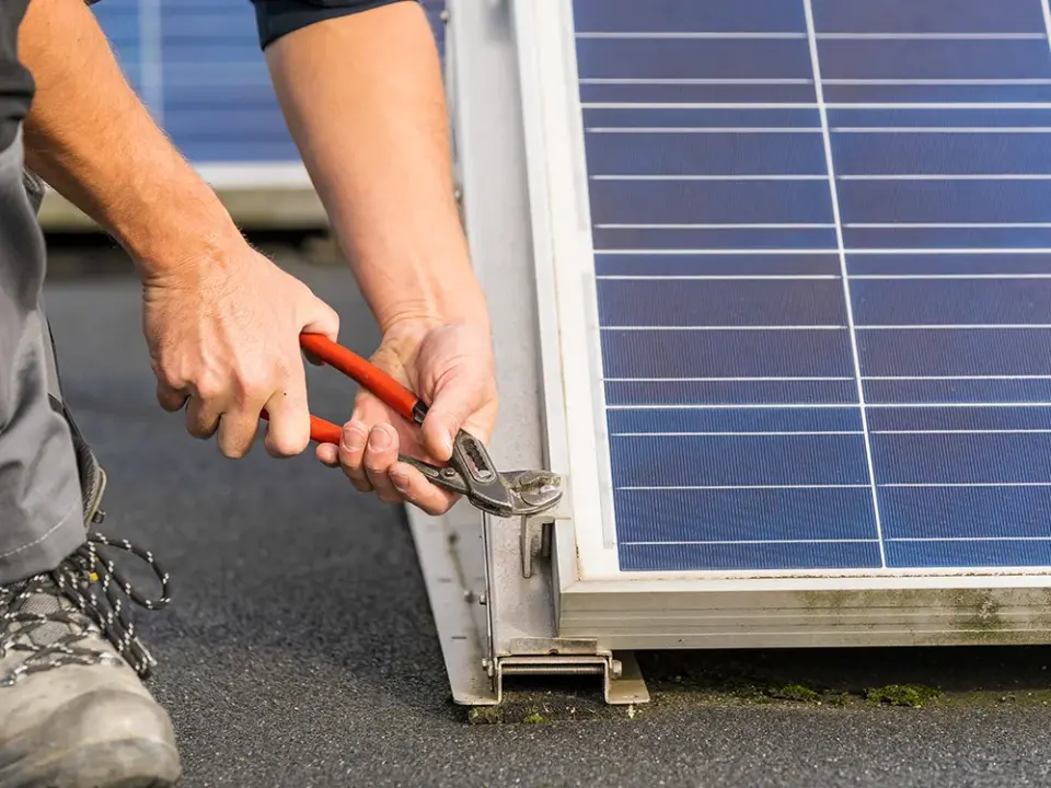 Verduurzamen man bezig met installeren zonnepanelen