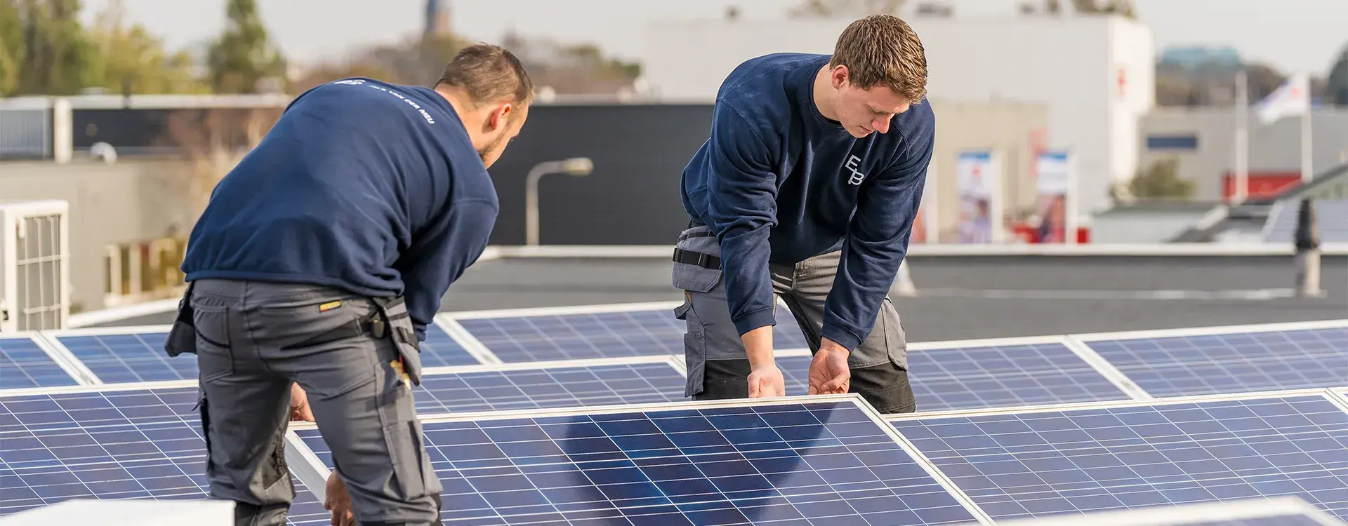 Verduurzamen mannen op dak bezig met zonnepanelen header
