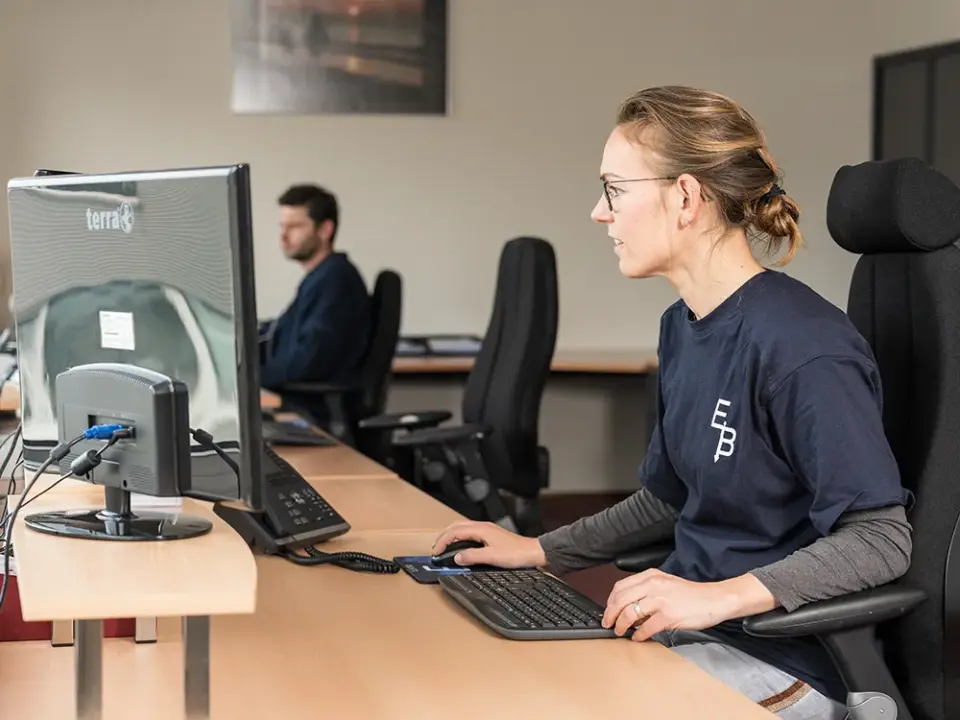 Vrouw achter computer elektrotechnische tekening